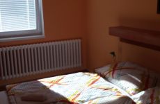 apartman ložnice k oknu